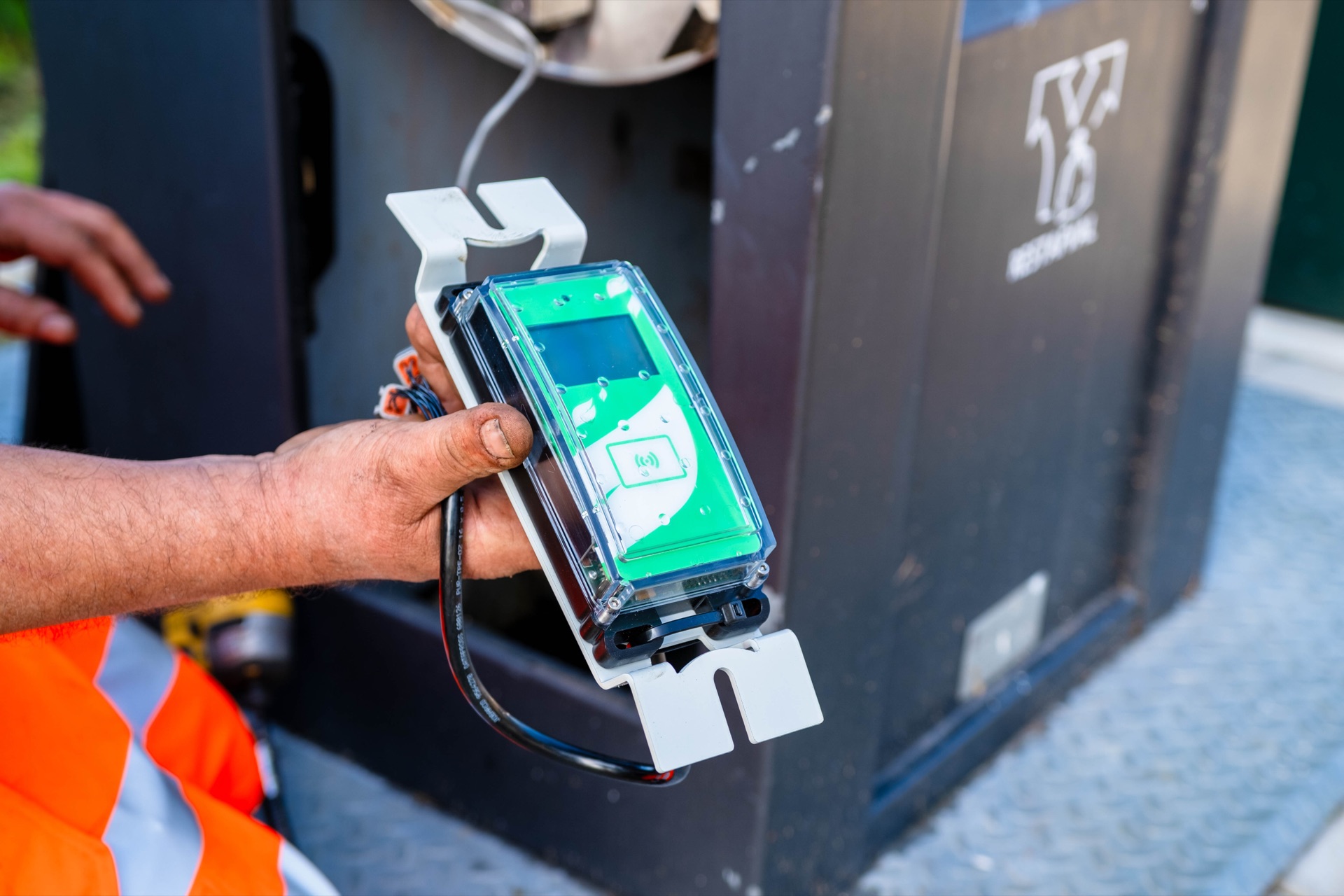 Newwaste paslezer met NFC bij ondergrondse container